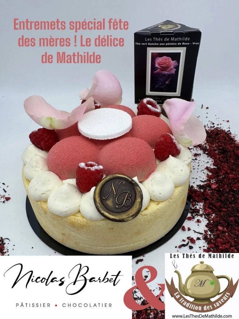 Gâteau spécial fête des mères, décoré de macarons, fleurs et fruits rouges.